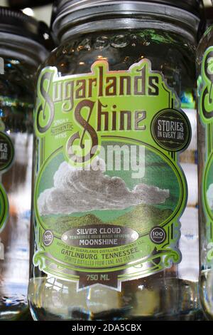 Primo piano di Mason Jar of Moonshine con etichetta per Sugarlands Shine, Silver Cloud, presso la distilleria Sugarlands, a Gatlinburg, TN, nelle Smoky Mtns Foto Stock