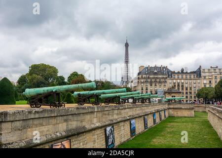 Parigi, Francia - 29 agosto 2019 : turisti vicino ai cannoni fuori Les Invalides con la Torre Eiffel sullo sfondo Foto Stock