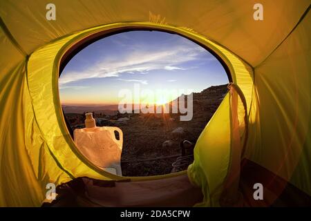 Vista del tramonto nel Parco Nazionale dei Nebrodi attraverso l'apertura della tenda, Sicilia Foto Stock