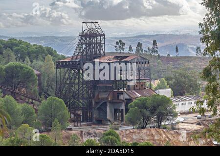 Resti di miniera abbandonata di rame, oro e argento nel villaggio di la Zarza-Perrunal a Huelva, Andalusia, Spagna Foto Stock