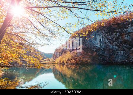 Splendido paesaggio autunnale, lago e montagne in una mattinata soleggiata. Plitvice laghi Parco Nazionale, Croazia Foto Stock