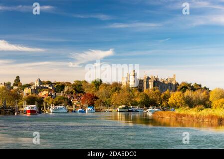 Arundel Castle e il fiume Arun in un luminoso pomeriggio di novembre, Arundel, West Sussex, Inghilterra, Regno Unito Foto Stock