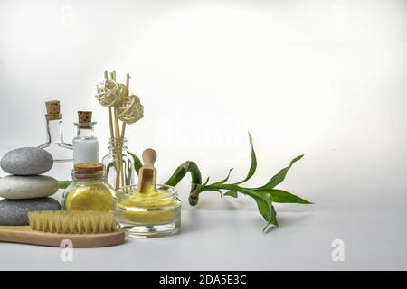 Vari prodotti per trattamenti Spa e massaggi. Il concetto di cura della pelle. Accessori per bagno. Aromaterapia e relax. Copia dello spazio. Foto Stock