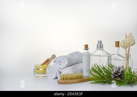 Vari prodotti per trattamenti Spa e massaggi. Il concetto di cura della pelle. Accessori per bagno. Aromaterapia e relax. Copia dello spazio. Foto Stock