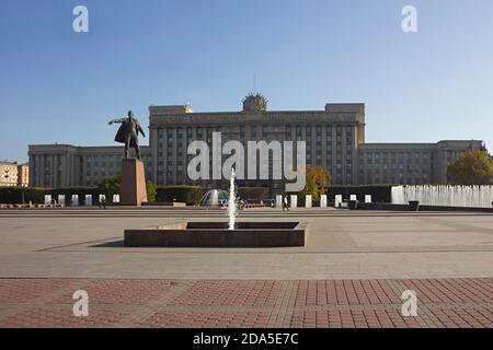 San Pietroburgo, Russia, 02 ottobre 2020. L'insieme architettonico di Piazza Moskovskaya: La Casa dei Soviet (stile impero Stalin), fontane della città Foto Stock