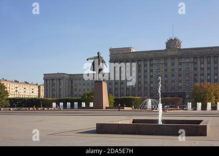San Pietroburgo, Russia, 02 ottobre 2020. L'insieme architettonico di Piazza Moskovskaya: La Casa dei Soviet (stile impero Stalin), fontane della città Foto Stock