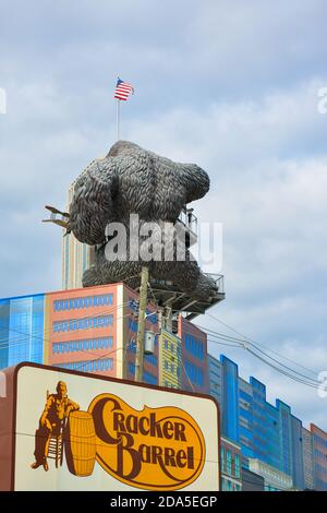 Surreale, vista posteriore della replica di King Kong arrampicata un edificio di fronte al cartello che pubblicizzano il ristorante Cracker Barrel a Pigeon Forge, TN Foto Stock