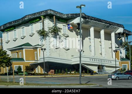 Il Wonderworks capovolto classico edificio revival, è un divertente parco divertimenti al coperto per la mente, a Pigeon Forge, TN, nelle montagne Smoky Foto Stock