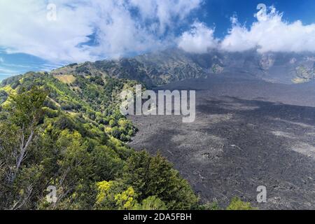 Basse nuvole sulla Valle del Bove nel Parco dell'Etna, Sicilia Foto Stock