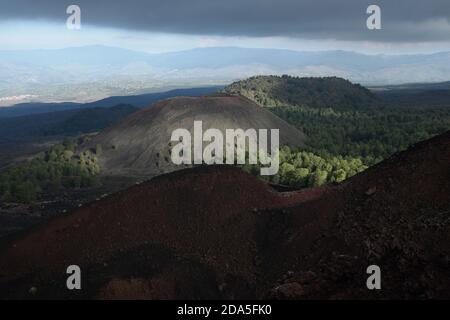 Luce spettacolare sui coni di scorie nel Parco dell'Etna Foto Stock