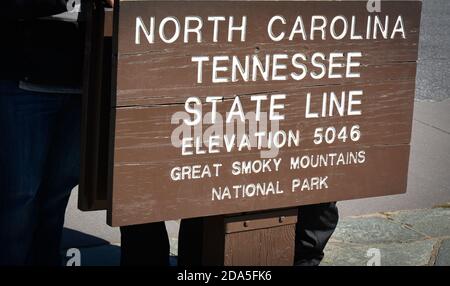 Primo piano del cartello in legno del National Park che indica il North Carolina e Tennessee state Line nel Great Smoky Montagne ad un'altitudine di 504 Foto Stock