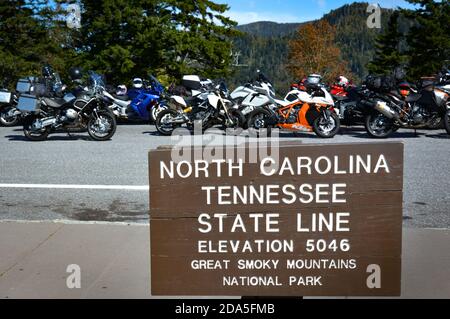 Un cartello rustico in legno sul lato della strada del Parco Nazionale che segna il Nord Carolina e Tennessee state Line nelle Great Smoky Mountains ad un'altitudine di 5046 f Foto Stock