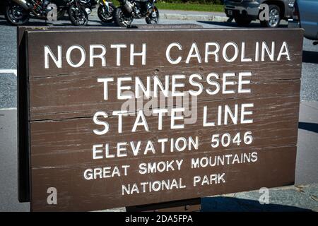 Primo piano di National Park rustico cartello in legno a bordo strada La North Carolina e Tennessee state Line nel Great Smoky Mountains in quota Foto Stock