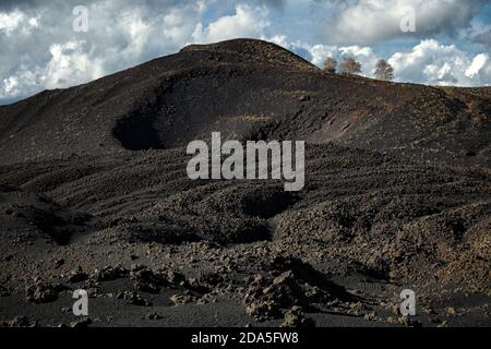 Antico cratere vulcanico del Monte Nunziata nel Parco dell'Etna, Sicilia Foto Stock