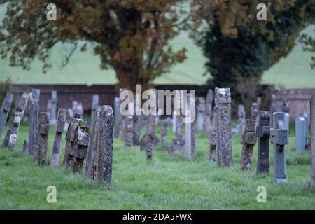 Lapidi nel cimitero di St Andrew's Church nel villaggio storico di Mells nella campagna Somerset, Regno Unito Foto Stock