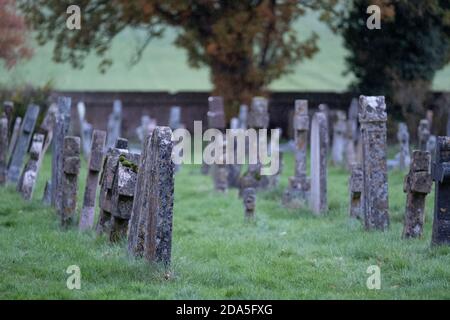 Lapidi nel cimitero di St Andrew's Church nel villaggio storico di Mells nella campagna Somerset, Regno Unito Foto Stock