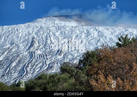 Pendio cono Etna Monte innevato, Sicilia Foto Stock