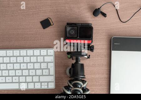 diversi gadget tecnologici sulla scrivania, c'è una macchina fotografica, microfono, scheda sd, tastiera, tecnologia e oggetti moderni Foto Stock