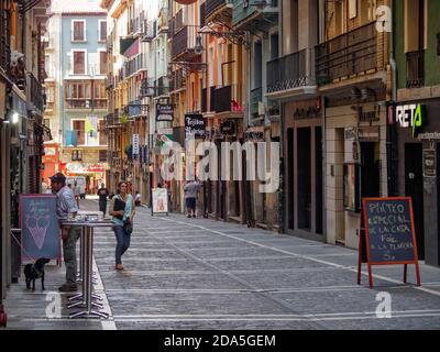 Poche persone sono fuori in via Estafeta (Calle de la Estafeta) durante la siesta - Pamplona, Navarra, Spagna Foto Stock