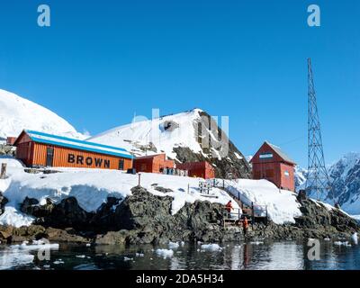 La stazione di ricerca argentina base marrone a Paradise Harbour, Antartide. Foto Stock