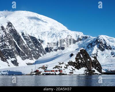 La stazione di ricerca argentina base marrone a Paradise Harbour, Antartide. Foto Stock