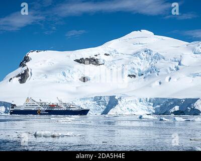 Le spedizioni Quark Expeditions nave Ocean Diamond nello stretto di Gerlache, Antartide. Foto Stock