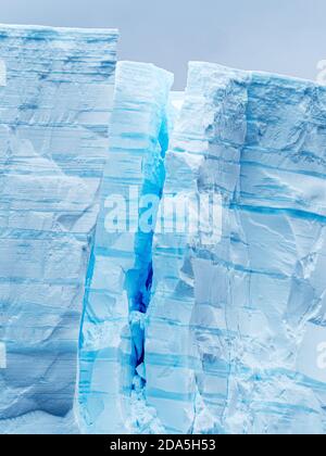 Un enorme iceberg tabulare radunato vicino a Point Wild, Isola degli Elefanti, Antartide. Foto Stock