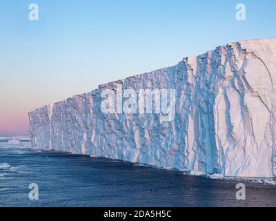 Ghiaccio di mare, iceberg tabulari e ghiaccio di brash nel Golfo di Erebus e Terrore, Weddell Sea, Antartide. Foto Stock