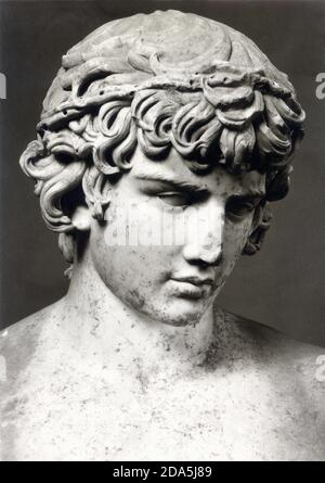 ANTINOUS ( Antinoo , II secolo a.C. ) L'amante dell'imperatore romano Adriano ( Adriano , 76 - 138 a.C. ) , Museo Delphes , Grecia - DELFI - MITOLOGIA - MITHOLOGIA - STATUA - STATUA - MARMO - MARMO - ritratto - GAY - omosessualità - LGBT - omosessualità - omosessuale - omosessuale - ADRIANO - ANTICA ROMA - ROMA ANTICA - imperatore - ANTINOO - Antino - Antino -- -- Archivio GBB Foto Stock