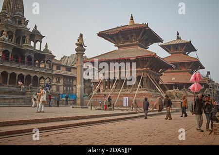 Patan, Nepal, gennaio 2016. I templi sono apparsi in piazza Durbar dopo il terremoto del 2015 aprile. Foto Stock