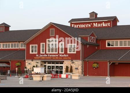 Cartello del mercato agricolo di St Jacob e ingresso vuoto durante la settimana. 878 Weber St N, Woolwich, Ontario, Canada. Luke Durda/Alamy Foto Stock