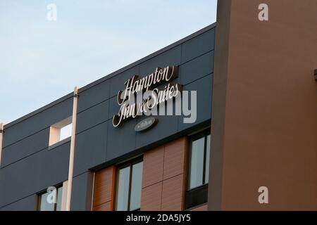 Hampton Inn and Suites by Hilton - Hotel Sign. 55 Benjamin Rd, Waterloo Ontario Canada Luke Durda/Alamy Foto Stock