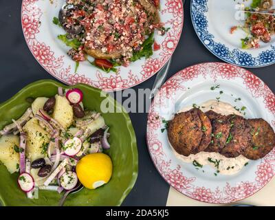 Mezedes greche e insalate tradizionali su un tavolo, cucina mediterranea, vista dall'alto Foto Stock
