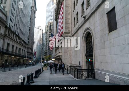 New York, NY - 9 novembre 2020: I mediatori lasciano NYSE il mercato di giorno reagisce sulle notizie del vaccino di Pfizer e Joe Biden che è eletto come 46esimo presidente degli Stati Uniti Foto Stock