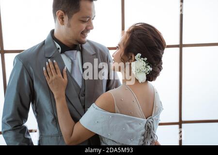 Primo piano uomini e donne che indossano abiti da sposa e abiti da sposa. Foto Stock