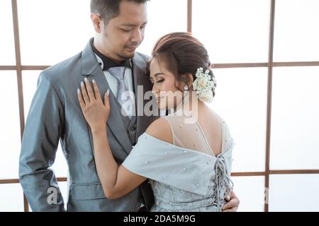 Primo piano uomini e donne che indossano abiti da sposa e abiti da sposa. Foto Stock