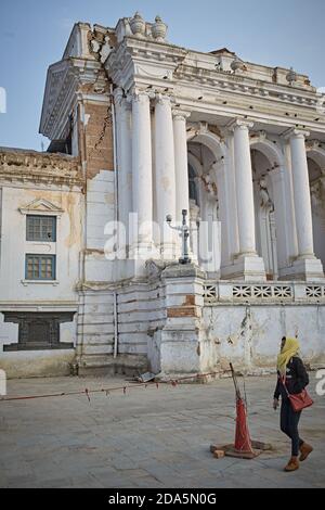 Kathmandu, Nepal, gennaio 2016. Gaddi Baithak, l'edificio neoclassico in ricostruzione di Piazza Durbar dopo il terremoto dell'aprile 2015. Foto Stock