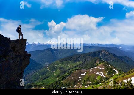 Persona avventurosa Escursioni nelle Montagne Canadesi Foto Stock