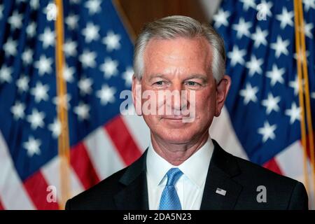 Washington, DC, Stati Uniti. 9 Nov 2020. Il senatore eletto degli Stati Uniti Tommy Tuberville (repubblicano dell'Alabama) sta per una foto al Campidoglio degli Stati Uniti a Washington, DC, Stati Uniti, lunedì 9 novembre 2020. Pochi funzionari repubblicani sono stati disposti a contestare pubblicamente il presidente Donald Trump mentre attacca l’integrità del sistema elettorale, sottolineando come rimarrà una potente forza nella politica della politica di gestione della polemica anche se alla fine perderà la Casa Bianca. Credit: Stefani Reynolds/Pool via CNP | Usage worldwide Credit: dpa/Alamy Live News Foto Stock