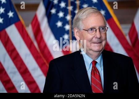 Washington, DC, Stati Uniti. 9 Nov 2020. Il leader della maggioranza del Senato degli Stati Uniti Mitch McConnell (repubblicano del Kentucky), sta per una foto al Campidoglio degli Stati Uniti a Washington, DC, Stati Uniti, lunedì 9 novembre 2020. Pochi funzionari repubblicani sono stati disposti a contestare pubblicamente il presidente Donald Trump mentre attacca l’integrità del sistema elettorale, sottolineando come rimarrà una potente forza nella politica della politica di gestione della polemica anche se alla fine perderà la Casa Bianca. Credit: Stefani Reynolds/Pool via CNP | Usage worldwide Credit: dpa/Alamy Live News Foto Stock