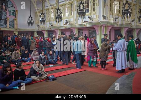 Kathmandu, Nepal, gennaio 2016. Interno di una chiesa cattolica al tempo della comunione. Foto Stock