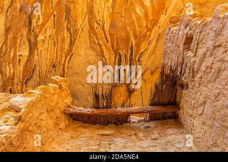 Vista su un tetto parziale e soffitto a tinte d'acqua Della ben conservata Monarch Cave Cliff dimora su Comb Ridge In Bears Ears National Monument Foto Stock