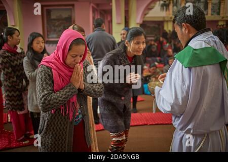 Kathmandu, Nepal, gennaio 2016. Interno di una chiesa cattolica al tempo della comunione. Foto Stock