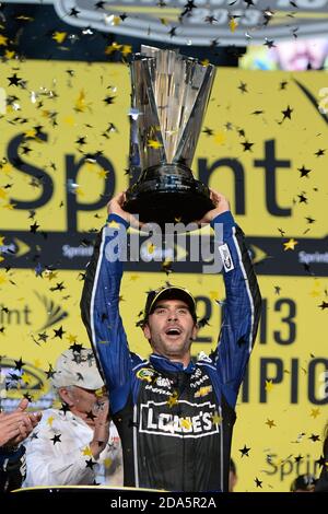 Homestead, Stati Uniti d'America. 17 Nov 2013. HOMESTEAD, FL - NOVEMBRE 17: Jimmy Johnson, pilota della Chevrolet n. 48 Lowe/Kobalt Tools, festeggia con sua moglie Chandra e la figlia Genevieve in Champions Victory Lane dopo aver vinto il campionato di serie in seguito alla NASCAR Sprint Cup Series Ford EcoBoost 400 presso l'Homestead-Miami Speedway il 17 novembre 2013 a Homestead, Florida, persone: Jimmie Johnson Chandra Johnson Genevieve Johnson Credit: Storms Media Group/Alamy Live News Foto Stock