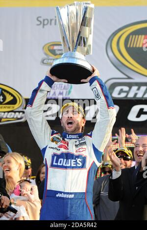 Homestead, Stati Uniti d'America. 21 Nov 2010. HOMESTEAD, FL - NOVEMBRE 21: Jimmy Johnson celebra il suo quinto campionato di Nascar concettuoso con la moglie Shandra e la figlia Genevive Marie alla NASCAR Ford 400 al circuito Homestead-Miami il 21 novembre 2010 a Homestead, Florida. Persone: Jimmy Johnson Credit: Storms Media Group/Alamy Live News Foto Stock