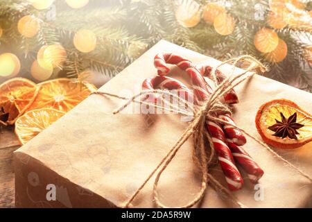 Cornice da albero di Natale decorato su rustico sfondo di legno. Buon concetto di anno nuovo. Sfondo delle vacanze. Mock-up di Natale o biglietto d'auguri. selec Foto Stock