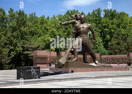 Sculture su Courage Square in Tashkent Monumento al devastante terremoto del 1966 aprile 29, 2019. Foto Stock