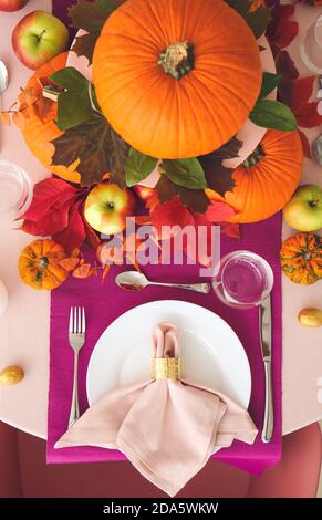 Bella tavola con zucche e foglie d'autunno in pranzo camera Foto Stock