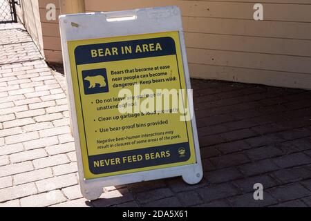 Belcarra, Canada - Luglio 13,2020: Vista del cartello 'Orso nella zona, mai dare da mangiare agli orsi' nel Parco Regionale di Belcarra durante l'estate Foto Stock