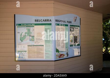 Belcarra, Canada - Luglio 13,2020: Vista della mappa e banner informativo nel Parco Regionale di Belcarra durante l'estate Foto Stock